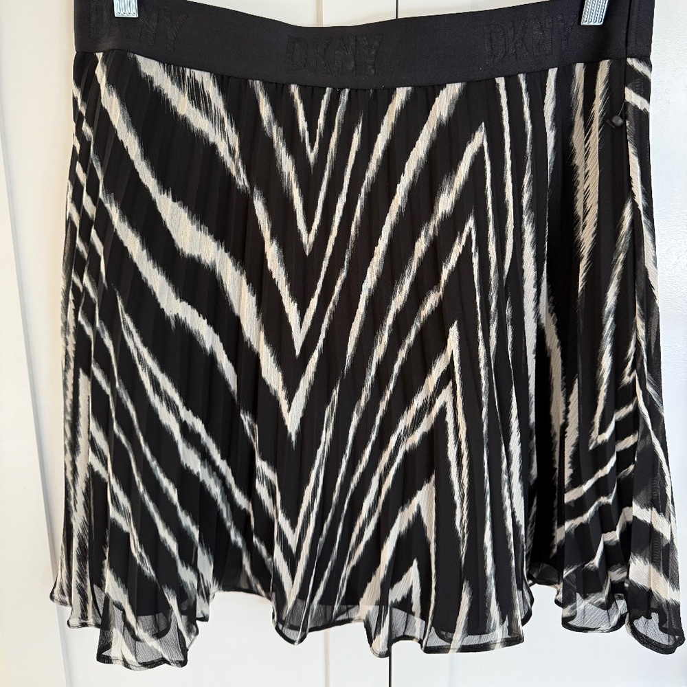 DKNY ANIMAL PRINT PLEATED SKIRT W/ELASTIC WAISTBAND, FULLY LINED SIZE XL